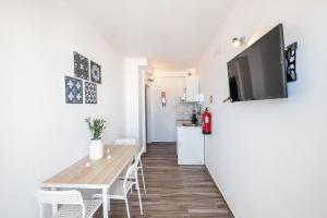 A television and/or entertainment centre at Oceanic Rainbow Apartment - Albufeira