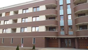 apartamentowiec z brązowo-białym w obiekcie Hatvan Corner Apartments 2 w Debreczynie