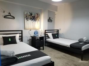 Postel nebo postele na pokoji v ubytování Nomada Urban Beach Hostel- Calle Loiza + 37 fotografií