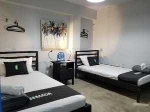 Кровать или кровати в номере Nomada Urban Beach Hostel- Calle Loiza