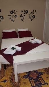 um quarto com uma cama branca e toalhas em Precioso apartamento a menos de 100m de la playa em Roses