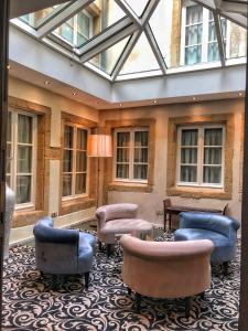 Posezení v ubytování Hotel Le Place d'Armes - Relais & Châteaux
