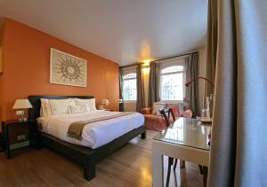 Hotel Villa Condesa في مدينة ميكسيكو: غرفة نوم مع سرير وغرفة معيشة