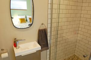 克拉倫斯的住宿－Stonehaven Clarens，浴室配有盥洗盆和带镜子的淋浴