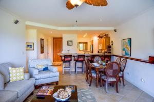 sala de estar con sofá y mesa en Los Suenos Resort Del Mar 3C by Stay in CR, en Herradura