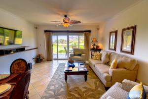 sala de estar con sofá y mesa en Los Suenos Resort Del Mar 3C by Stay in CR, en Herradura