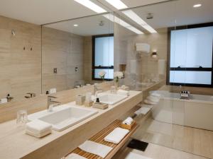 a bathroom with two sinks and a large mirror at Hotel Fasano Belo Horizonte in Belo Horizonte