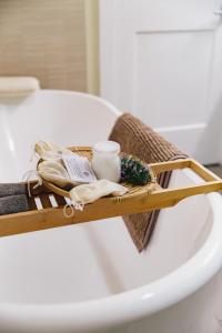 - un plateau en bois installé au-dessus d'une baignoire dans l'établissement Inn at Moonlight Beach, à Encinitas