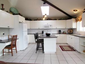 A kitchen or kitchenette at Paradise Canyon Golf Resort, Signature Condo 380