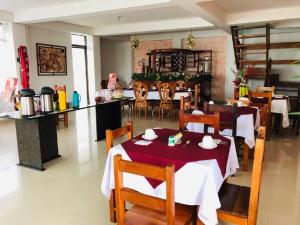 Hotel Yurupary AMAZONAS tesisinde bir restoran veya yemek mekanı