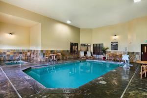 The swimming pool at or close to Oxford Suites Pendleton