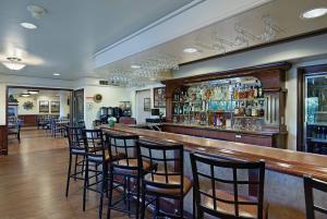 Area lounge atau bar di Oxford Suites Yakima