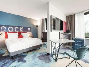 Mercure Hotel Hamburg City tesisinde bir odada yatak veya yataklar