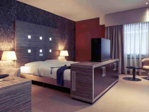 Mercure Hotel Tilburg Centrum tesisinde bir odada yatak veya yataklar