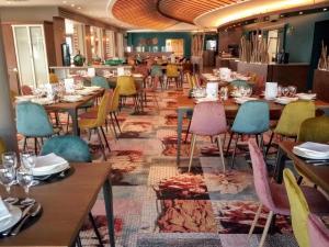 Ein Restaurant oder anderes Speiselokal in der Unterkunft Mercure Mont Saint Michel 