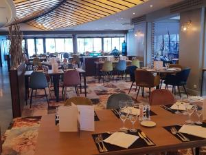 Ein Restaurant oder anderes Speiselokal in der Unterkunft Mercure Mont Saint Michel 