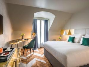 Un ou plusieurs lits dans un hébergement de l'établissement Le Louis Hotel Versailles Château - MGallery Collection