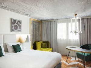 Un ou plusieurs lits dans un hébergement de l'établissement Le Louis Hotel Versailles Château - MGallery Collection