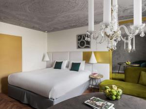 Un ou plusieurs lits dans un hébergement de l'établissement Le Louis Hotel Versailles Château - MGallery Collection