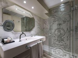 Salle de bains dans l'établissement Le Louis Hotel Versailles Château - MGallery Collection