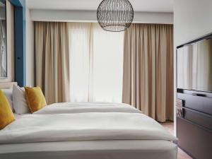 Ein Bett oder Betten in einem Zimmer der Unterkunft Hotel Mondial am Dom Cologne MGallery