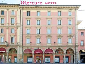 un grand bâtiment rose avec un panneau d'hôtel dans l'établissement Mercure Bologna Centro, à Bologne