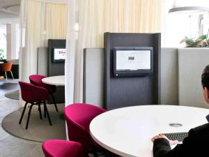 TV a/nebo společenská místnost v ubytování Mercure Hotel Nijmegen Centre