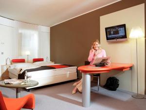 TV a/nebo společenská místnost v ubytování Mercure Residenz Frankfurt Messe