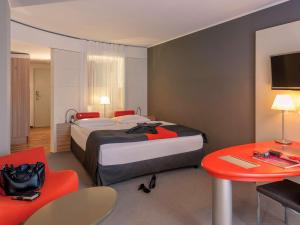Postel nebo postele na pokoji v ubytování Mercure Residenz Frankfurt Messe