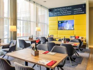 TV a/nebo společenská místnost v ubytování Mercure Hotel Severinshof Köln City