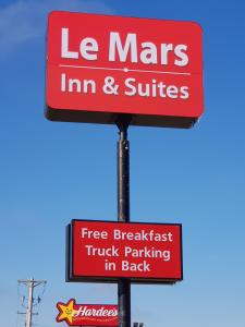 um sinal para uma estalagem e suites la mars em Le Mars Inn and Suites em Le Mars