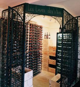 una habitación con un montón de botellas de vino en The Farmhouse Hotel and Restaurant, en St Saviour Guernsey