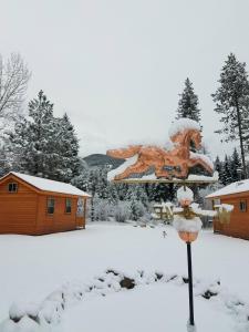 eine Statue eines Pferdes im Schnee in der Unterkunft The Wild Game Inn in Alta