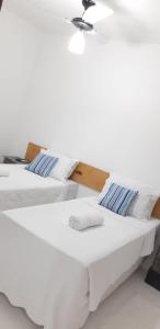 twee witte bedden naast elkaar bij Pousada Amor de Casa in Trancoso