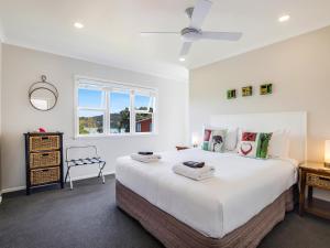 Postel nebo postele na pokoji v ubytování Kiwi House Waiheke