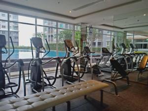 un gimnasio con un montón de sillas y una piscina en Supalai Rama9 Monthly, en Bangkok