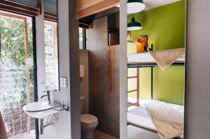 Postel nebo postele na pokoji v ubytování Spin Designer Hostel - El Nido
