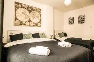 sypialnia z 2 łóżkami i składanymi ręcznikami w obiekcie Polar Apartments Banja Luka LPIJ w mieście Banja Luka