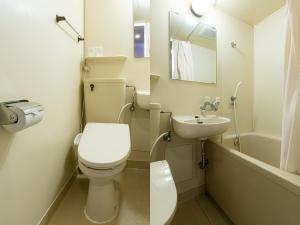 TakamiyaにあるTabist ホテル くらま 彦根の小さなバスルーム(トイレ、シンク付)