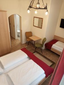 Posteľ alebo postele v izbe v ubytovaní Adlerhof