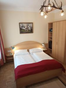 Posteľ alebo postele v izbe v ubytovaní Adlerhof