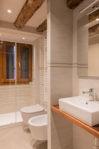 uma casa de banho com um lavatório branco e um WC. em ANDREA Venice FLAT 3rd Floor em Veneza