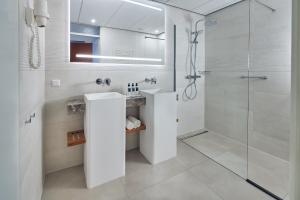 
A bathroom at WestCord Strandhotel Seeduyn
