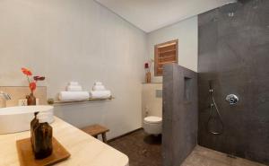 Koupelna v ubytování MASMARA Resort Canggu