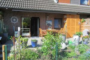 un patio con macetas frente a una casa en Luett Hues, en Scharbeutz 11 fotos más