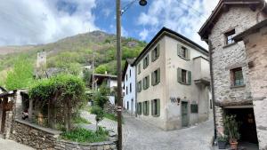 a group of buildings with a mountain in the background at BnB Cà di sciavatin in San Vittore