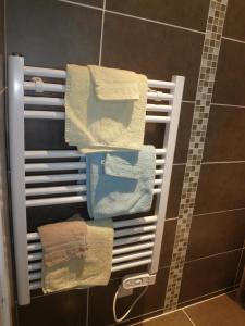 a towel rack in a bathroom with towels on it at Au 14 Honfleur parking privé in Honfleur +31 photos