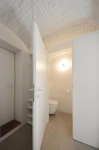 ein Bad mit einem WC und einer Decke in der Unterkunft HÜBSCHES APARTMENT im Herzen von Linz in Linz