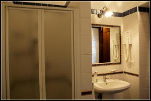 A bathroom at Pedra Residence