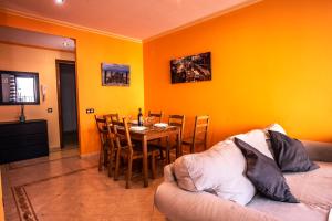 sala de estar con mesa y sofá en Apartaments Yaco en Lloret de Mar